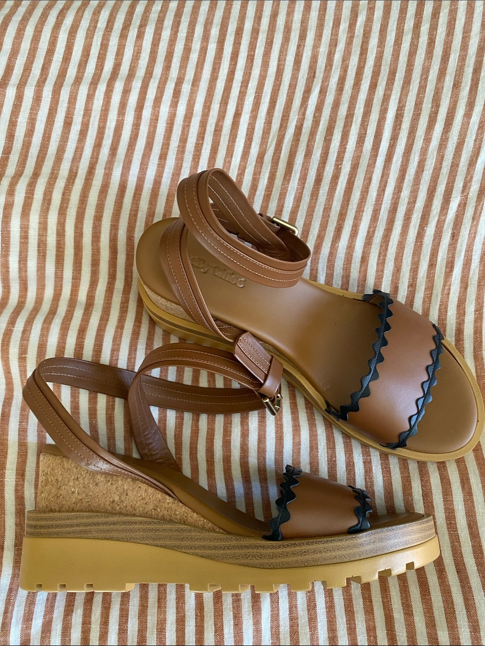 SEE BY CHLOÉ Robin Bicolor Wedge Sandals Tan Lightweight scalloped edge 39 8.5